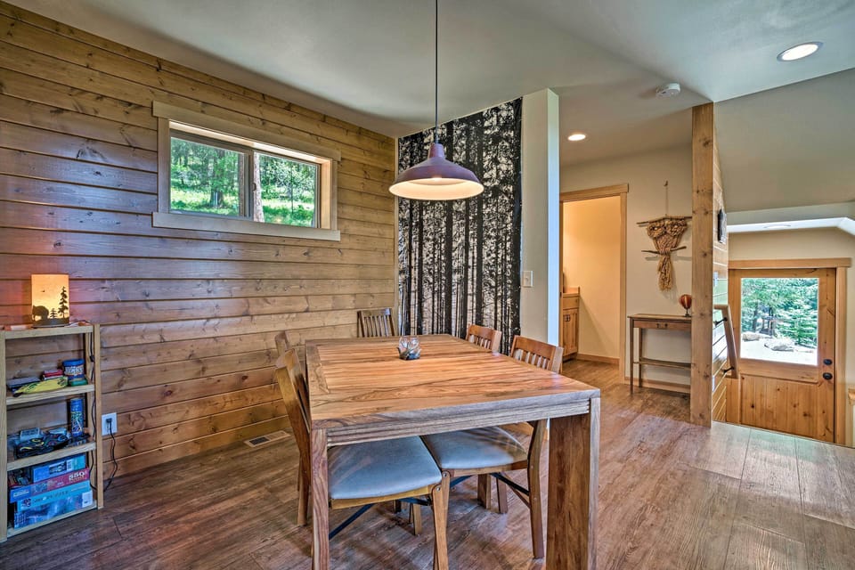 Dining Area | Dishware/Flatware Provided