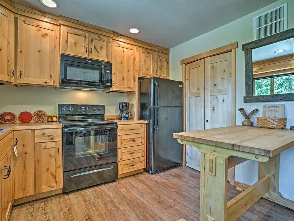 Kitchen | Cooking Basics | Coffee Maker | Paper Towels/Trash Bags Provided