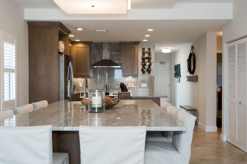 Crimson 302 Dining Area