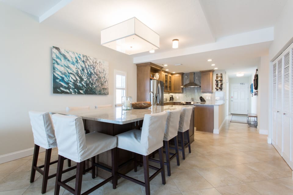 Crimson 302 Dining Area