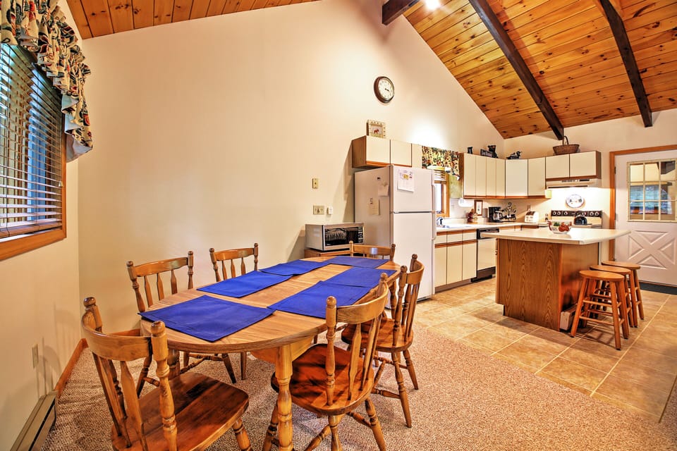 Dining Area | Dishes & Flatware Provided