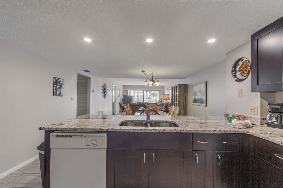 Beach Place 101 Kitchen