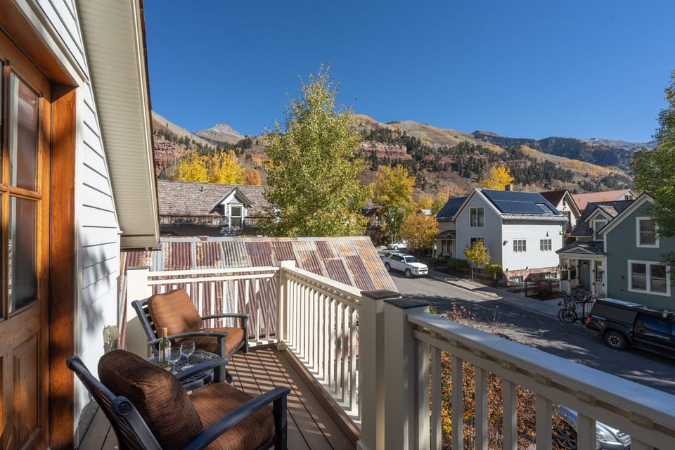 6.3-211-s-oak-telluride-primary-suite-deck1