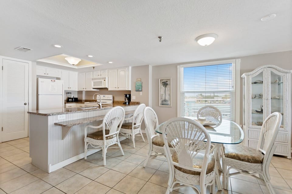 Beach Place 304 Dining/Kitchen