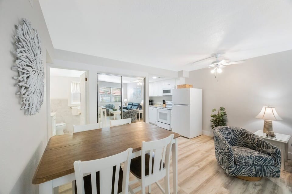 Surf Song 120 Dining Area