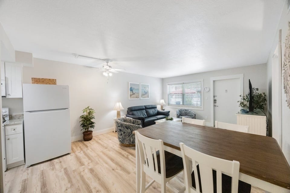 Surf Song 120 Dining Area