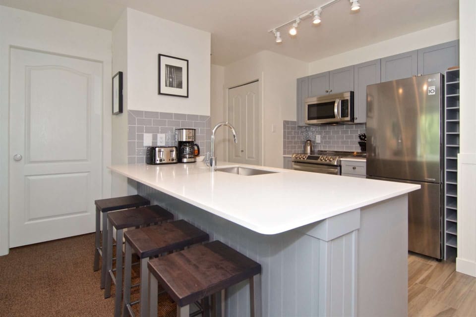 Brand new kitchen and appliances, seating for 4 at kitchen island