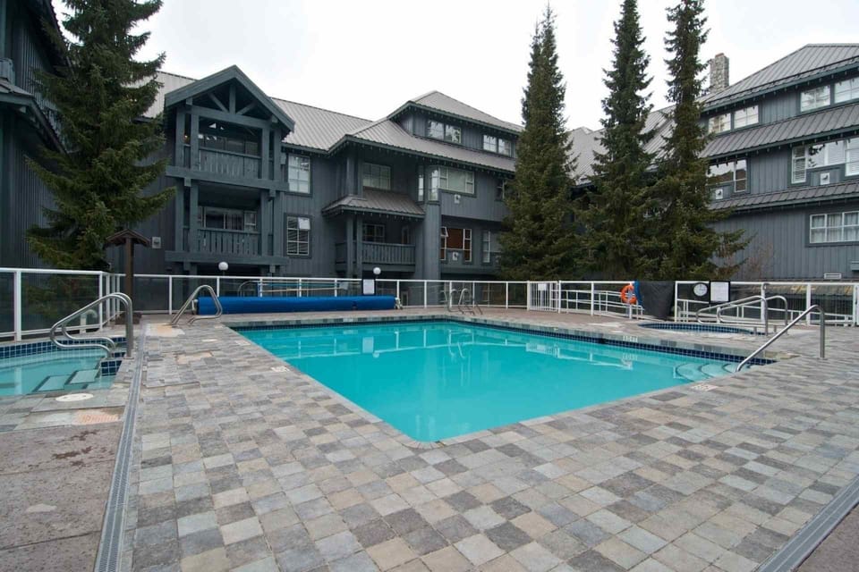 Glacier Lodge heated outdoor pool and hot tub