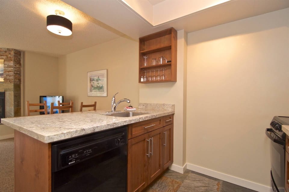Cozy kitchen, well equiped with dishwasher, stove, microwave and fridge