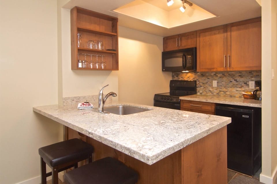 Breakfast bar with 2 bar stools