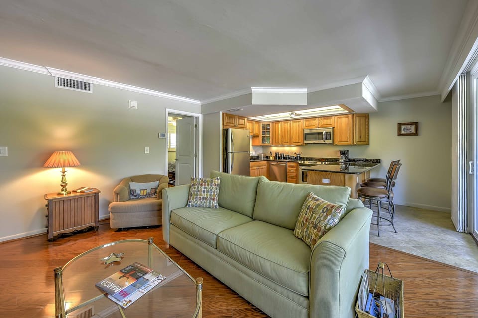 Interior | 800 Sq Ft | Open Floor Plan | Free WiFi | Central Heating & A/C