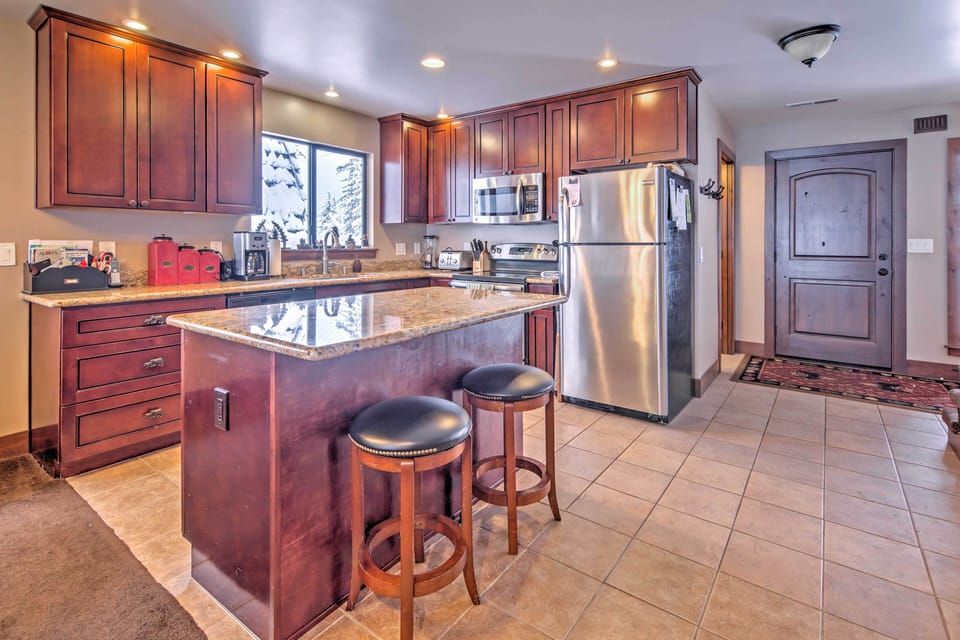 Kitchen | Fully Equipped w/ Cooking Basics