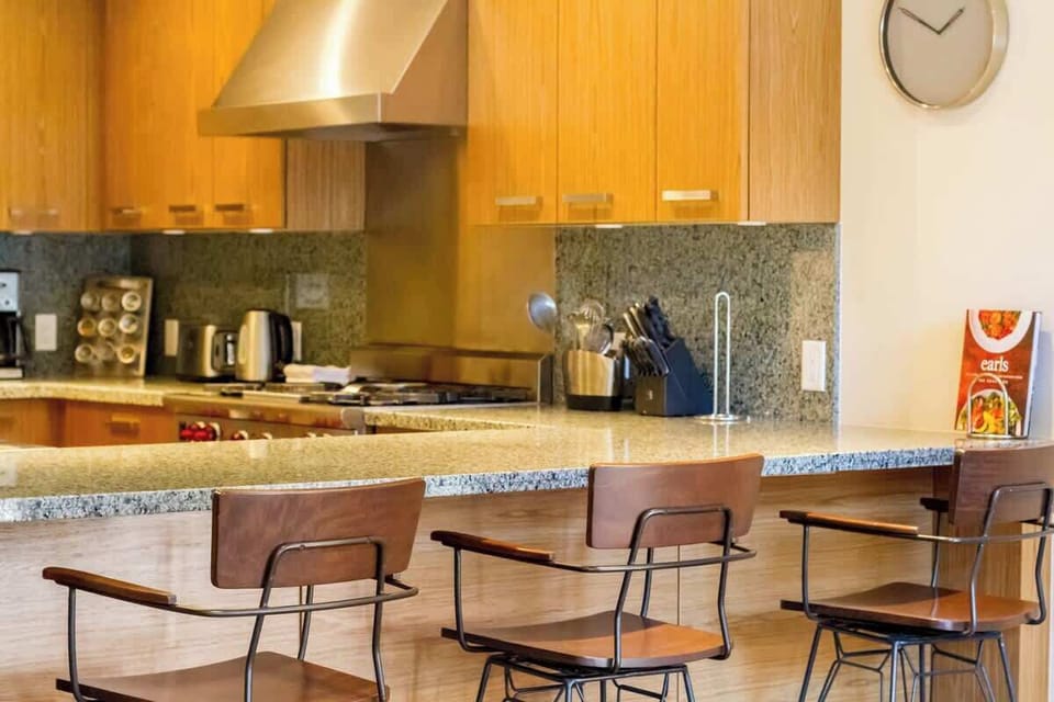 Kitchen area with Bar 