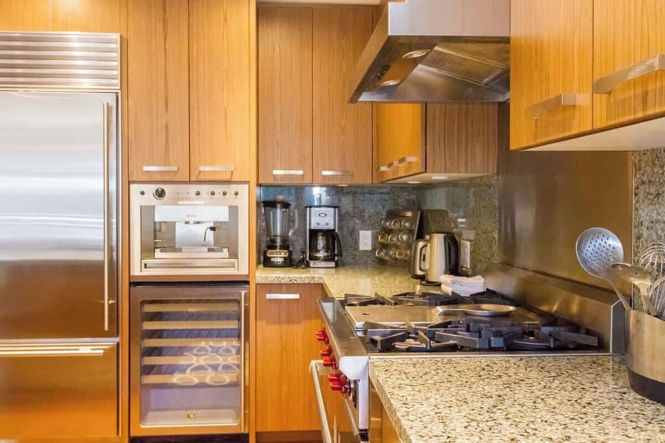 Kitchen area with Bar