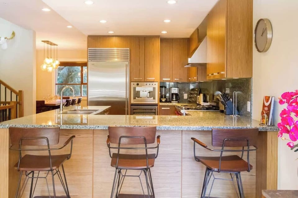 Fully Equipped Kitchen with Bar