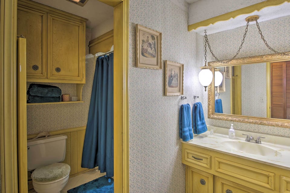 Full Bathroom | Complimentary Toiletries