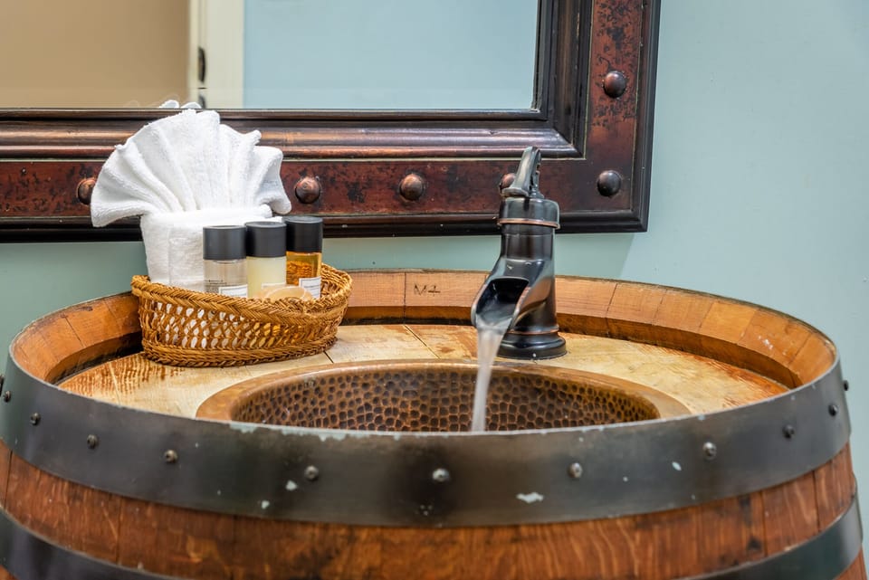 Hall Bath - Hallway Bathroom