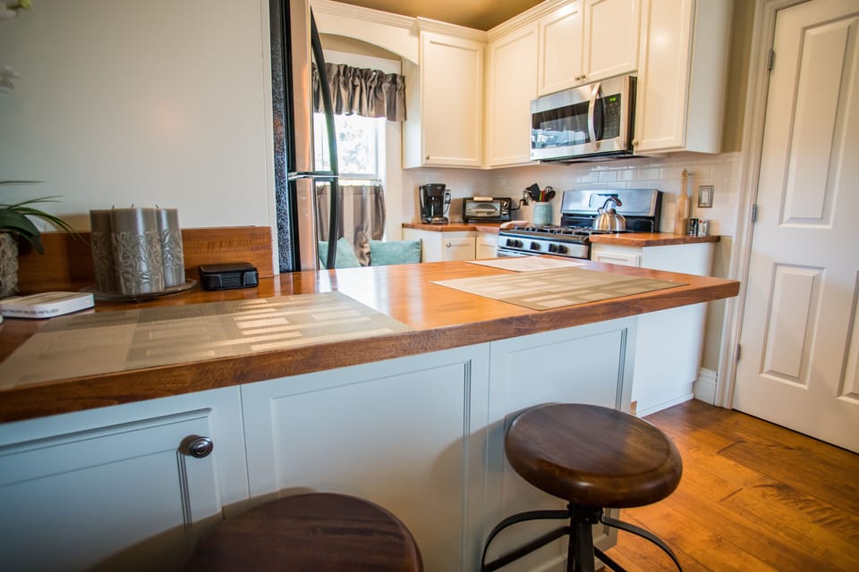 Eating area with barstools
