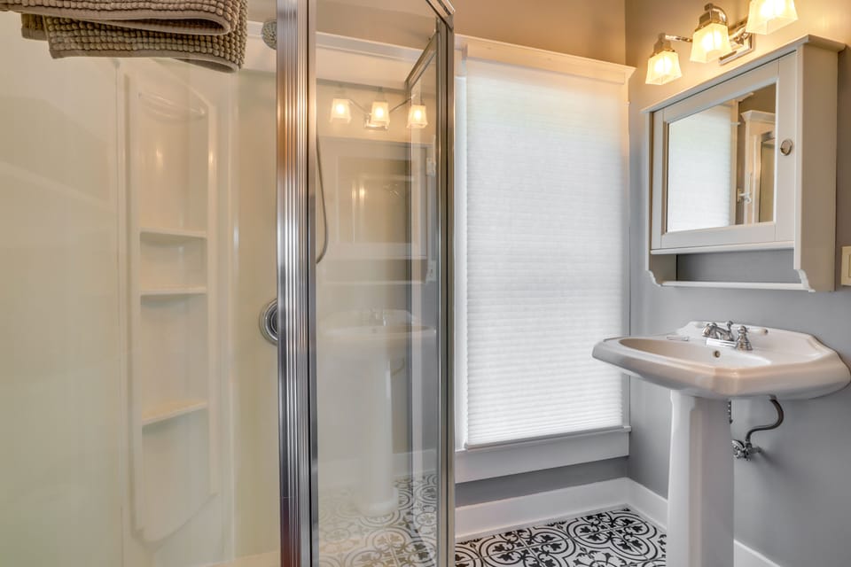 Full Bathroom | Walk-In Shower | Towels Provided