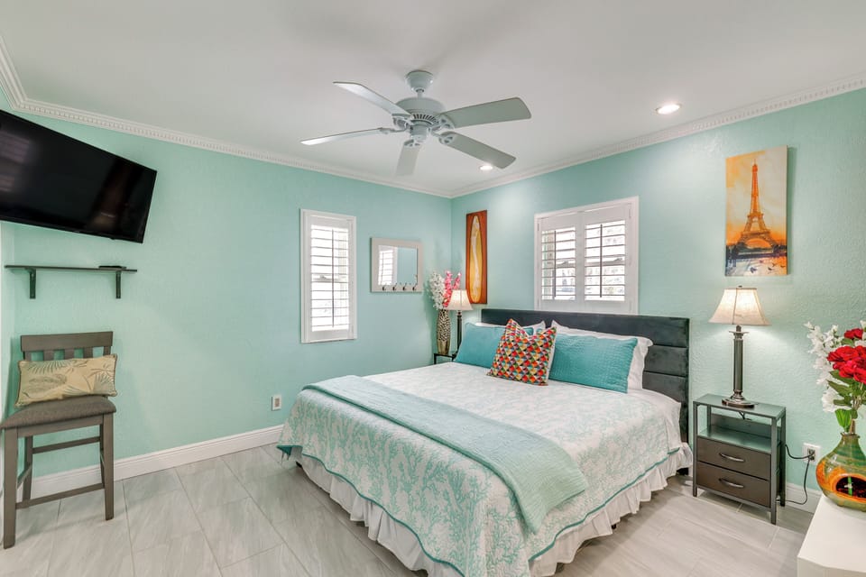 Bedroom 1 | King Bed | Washer & Dryer