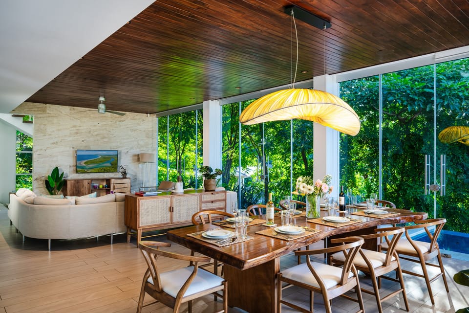 An open living space, connected to nature.