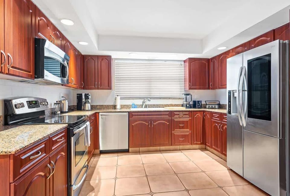 Lovely modern kitchen well suited for cooking 