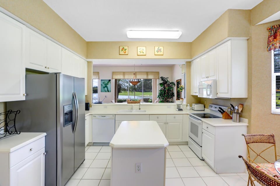 VY693-16B - Fully equipped kitchen with island and breakfast nook