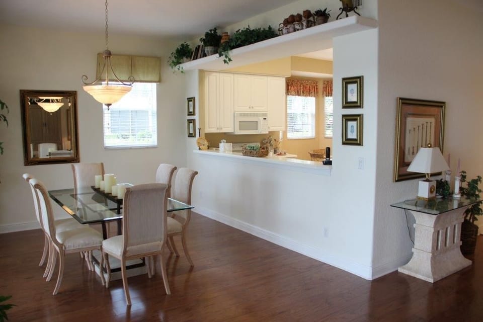VY693-16B - Comfortable dining for six.