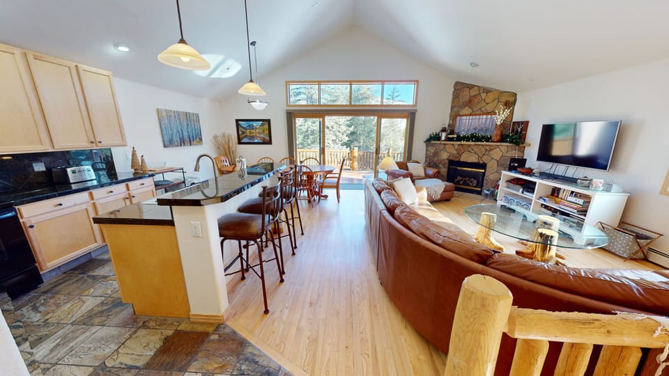 Spacious Living Area - Spacious Living Area