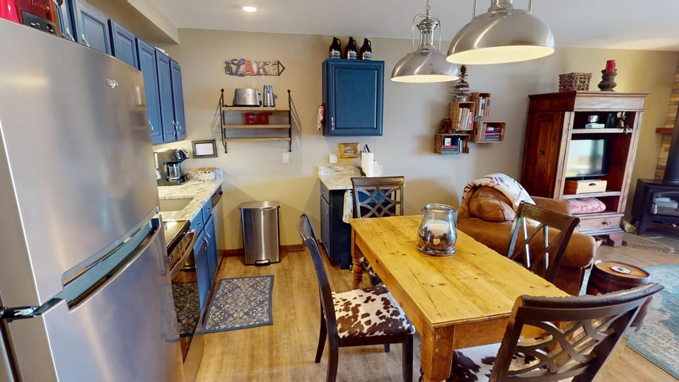 Fully Equipped Kitchen with Table for 4 - Fully Equipped Kitchen with Table for 4