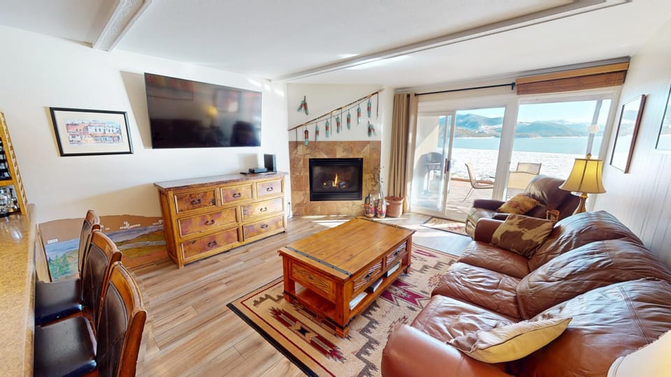 Living Area with Flatscreen, Gas Fireplace - Living Area with Flatscreen, Gas Fireplace