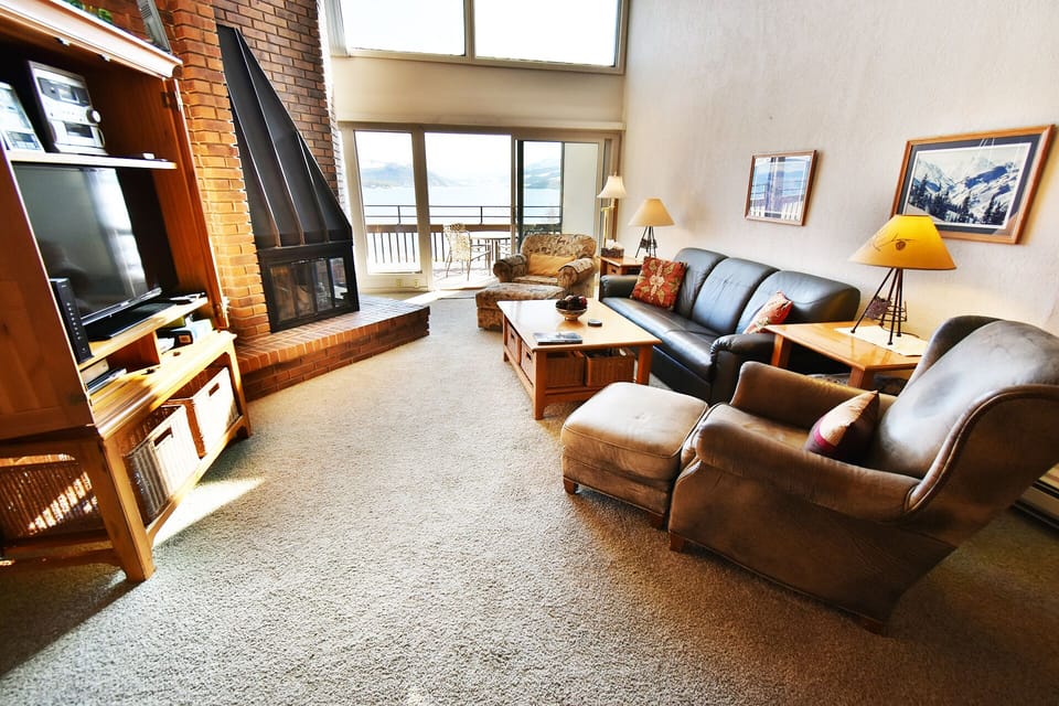 Living Room with Flatscreen, Gas Fireplace, Cable - Living Room with Flatscreen, Gas Fireplace, Cable