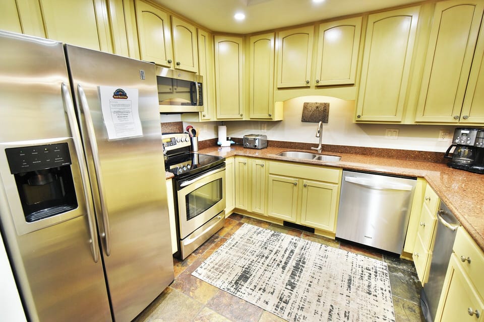 Fully Equipped Kitchen with Drip Coffeemaker - Fully Equipped Kitchen with Drip Coffeemaker