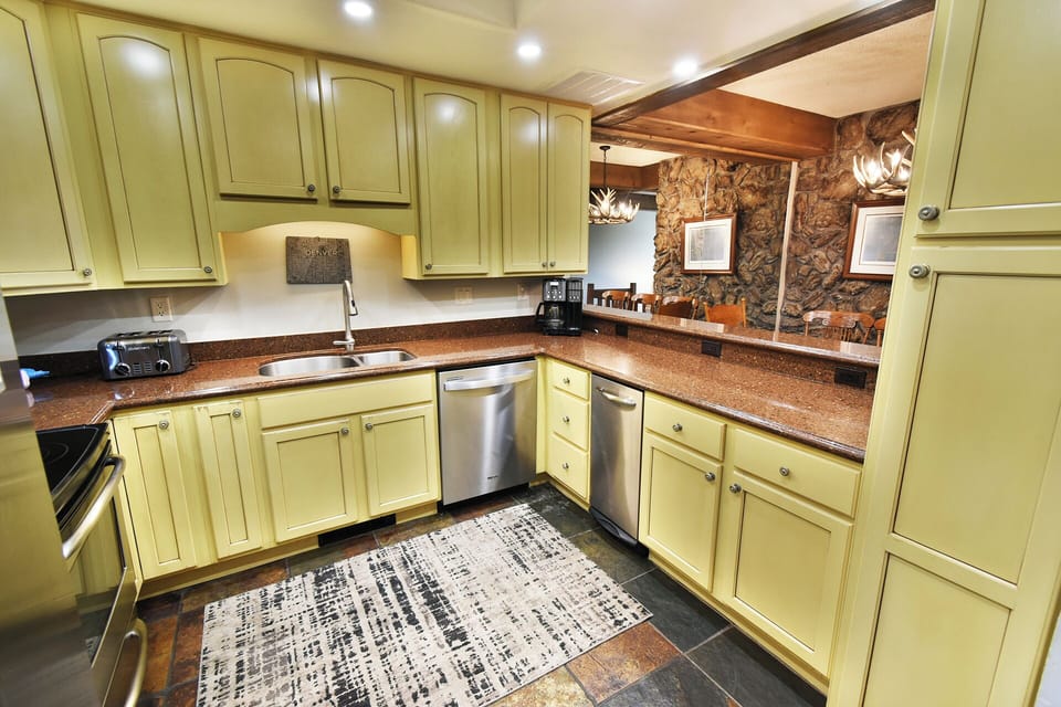 Fully Equipped Kitchen with Drip Coffeemaker - Fully Equipped Kitchen with Drip Coffeemaker