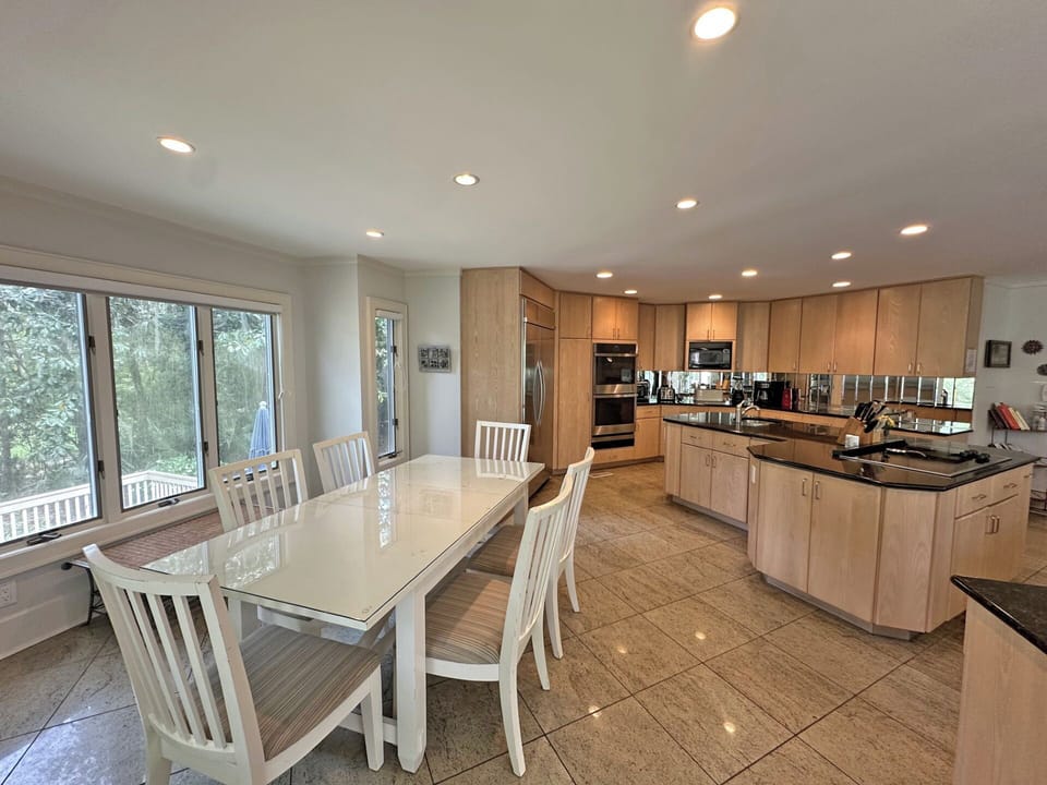 Kitchen with eat in breakfast table