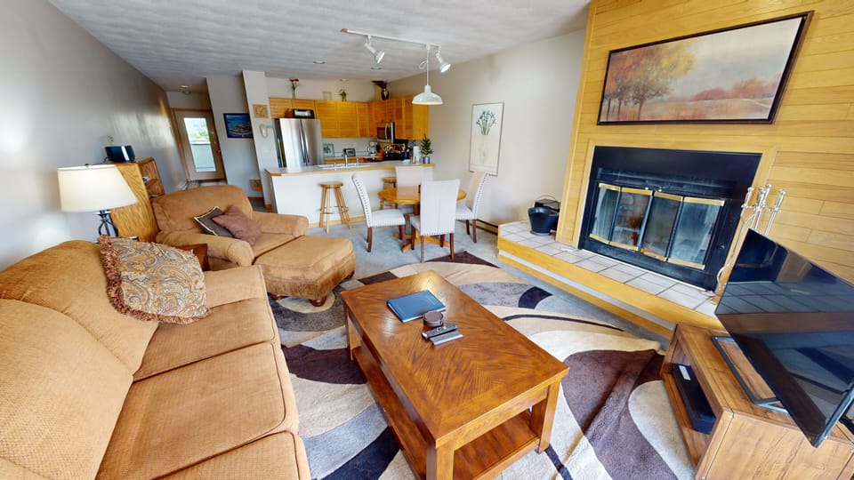 Living Room with Wood Fireplace, Flatscreen - Living Room with Wood Fireplace, Flatscreen