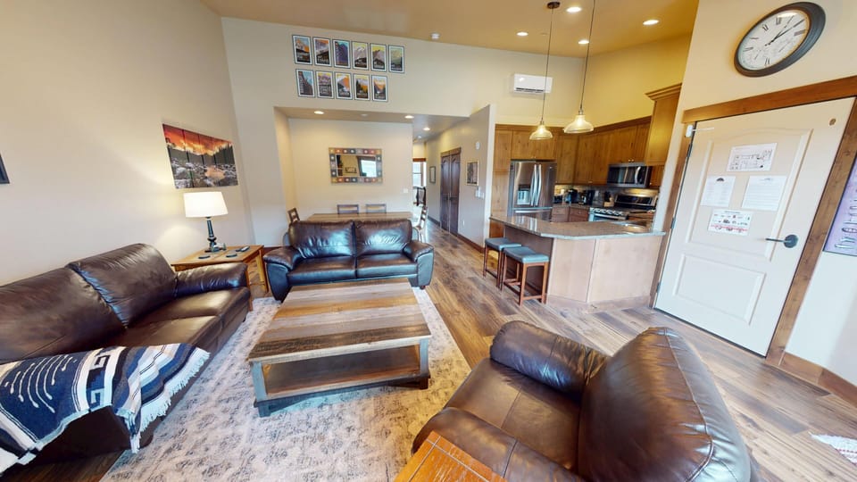 Spacious Living Area - Spacious Living Area