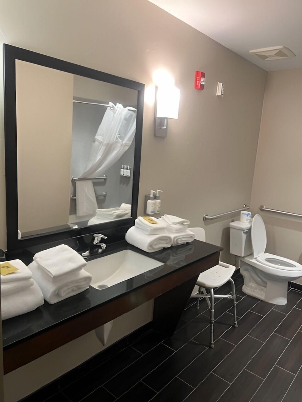 Combined shower/tub, hydromassage showerhead, free toiletries