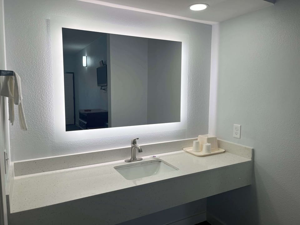 Combined shower/tub, towels