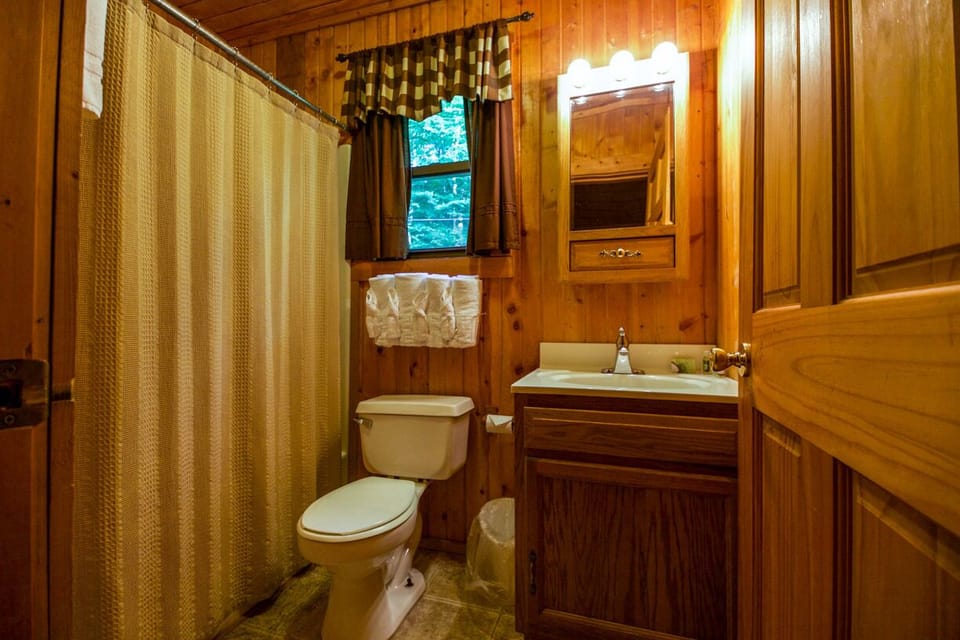 Oakridge Upstairs Bathroom