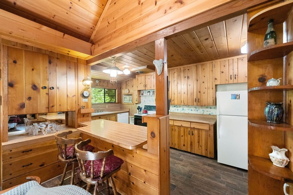 The kitchen offers ample counter space and a convenient breakfas - The kitchen offers ample counter space and a convenient breakfast bar.