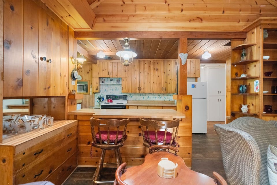 The kitchen offers ample counter space and a convenient breakfas - The kitchen offers ample counter space and a convenient breakfast bar.