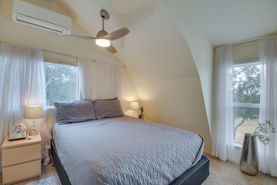 Bedroom | Queen Bed