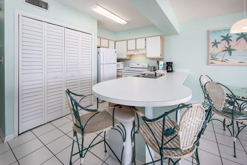 Kitchen - Breakfast Bar - Additional seating at the kitchen island