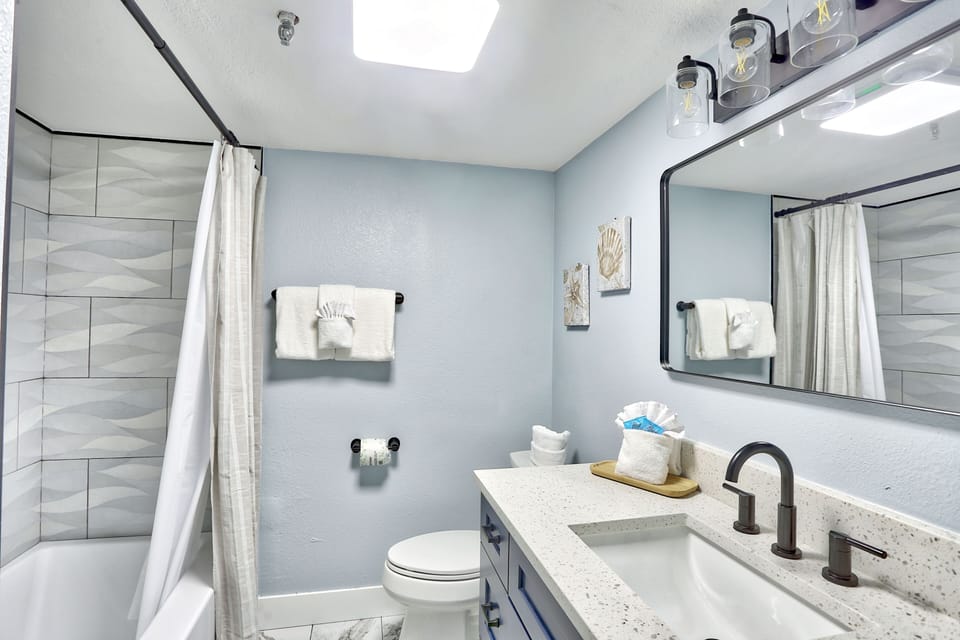 Guest Bathroom with Tub/Shower