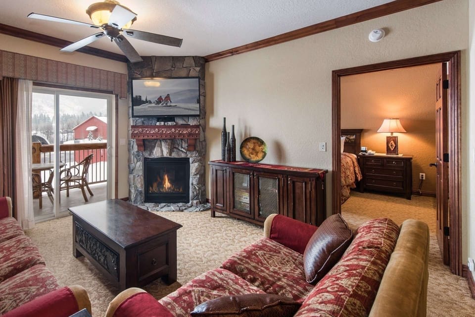 Warm & Inviting Living room w Queen Sleeper Sofa, HDTV, Gas Fireplace, Wifi and Cable