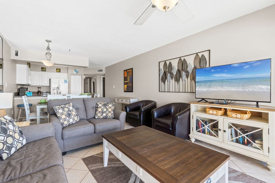 Living Room - Plenty of seating for everyone.