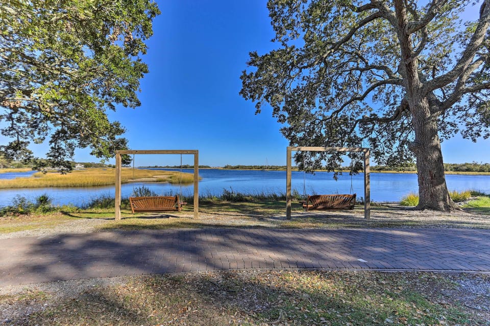 Location | Sunset Beach (1.7 miles) | Bald Beach (2.1 miles)