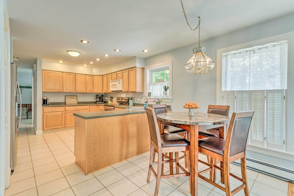 Dining Area | Dishware/Flatware Provided