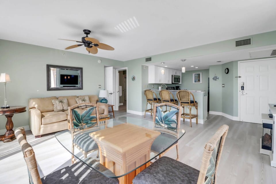 A bright and airy open concept living space comfortably accommodates 4 sleeping guests, with room for entertaining even more.